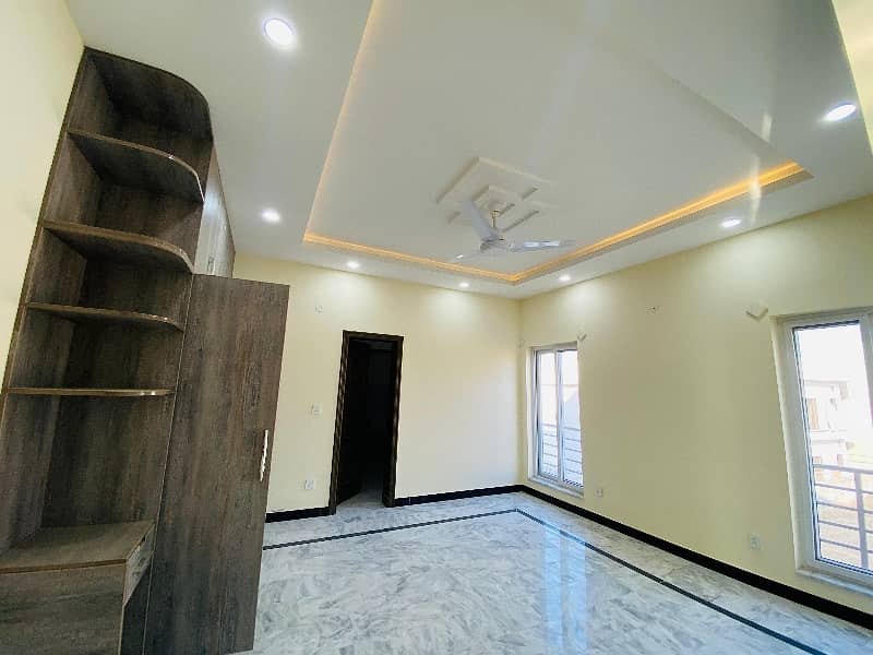 "Spacious 1 Kanal Upper Portion for Rent"on Prime Location (original picture Attached) 7