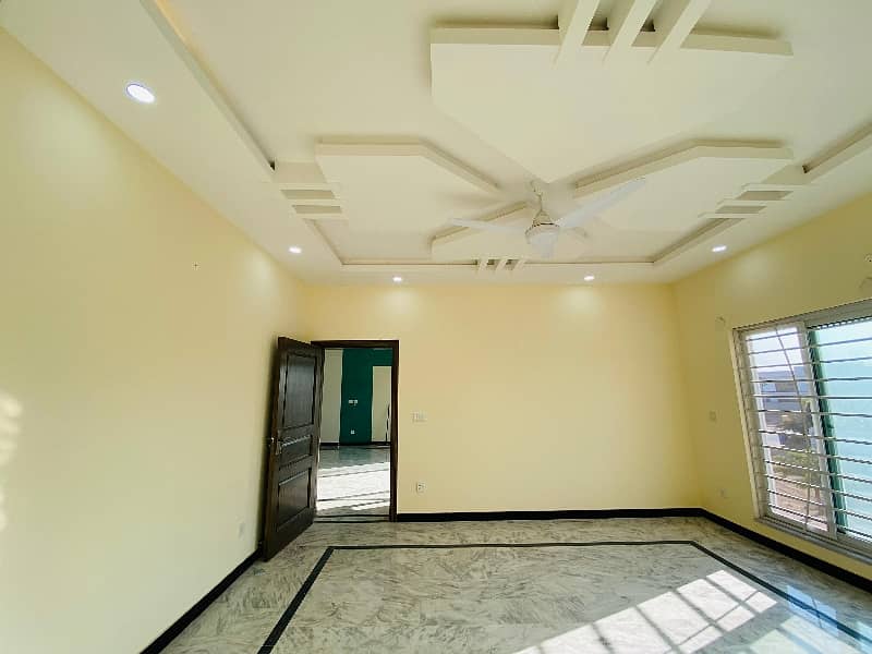 "Spacious 1 Kanal Upper Portion for Rent"on Prime Location (original picture Attached) 13