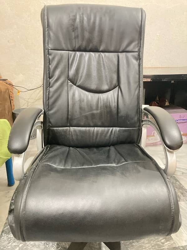 1 Executive table and one executive chair for sale 10