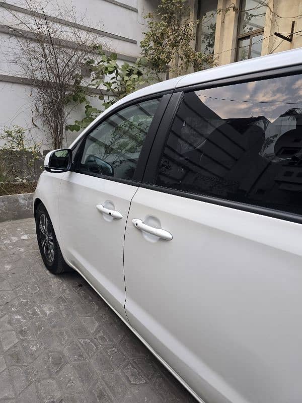 KIA GRAND CARNIVAL 2018 4