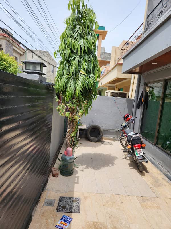 6.5 Marla Well Maintained House For Sale In New Iqbal Park Near DHA Phase 1 2