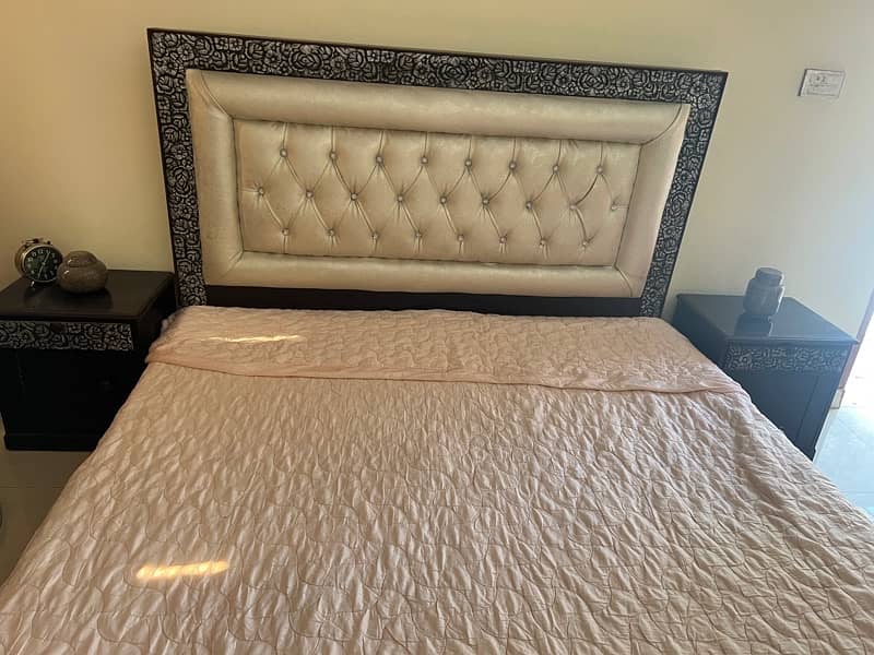 Queen size bed 2