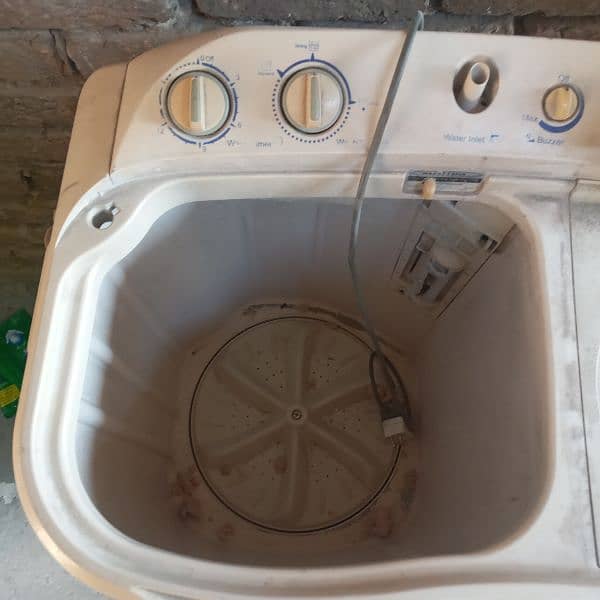 double washing and spinner machine 10