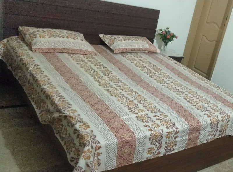 King Bed with side table and without mattress aur dressing table 4