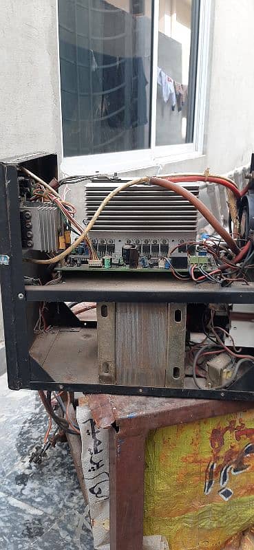 ups inverter 12v to 220v  in working condition u 4