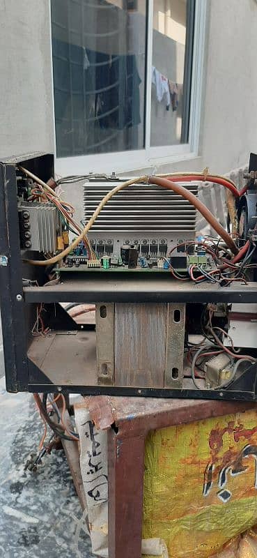 ups inverter 12v to 220v  in working condition u 5