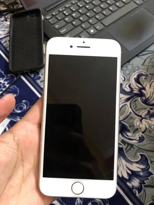 Iphone 8 10/10 condition 3