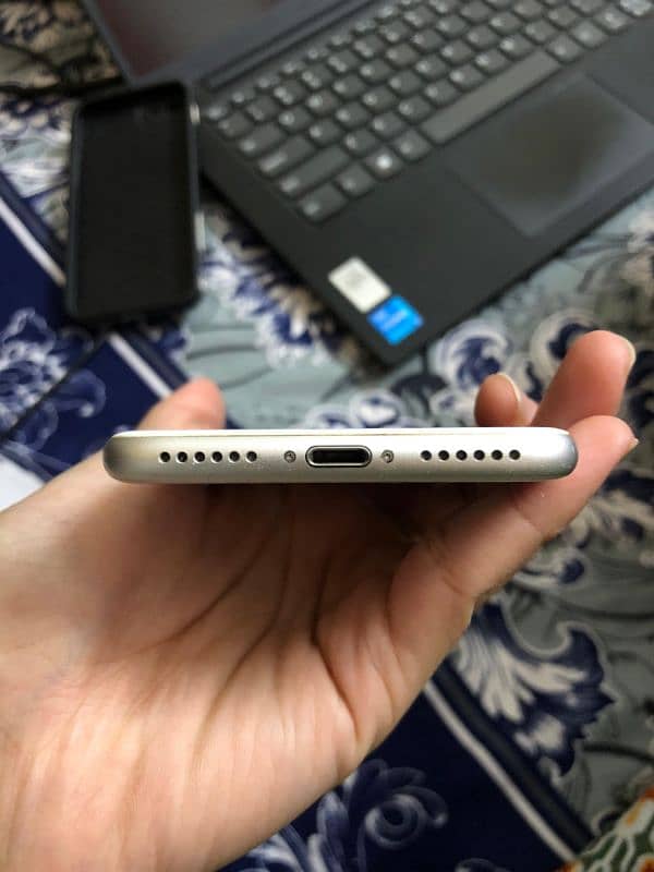 Iphone 8 10/10 condition 4