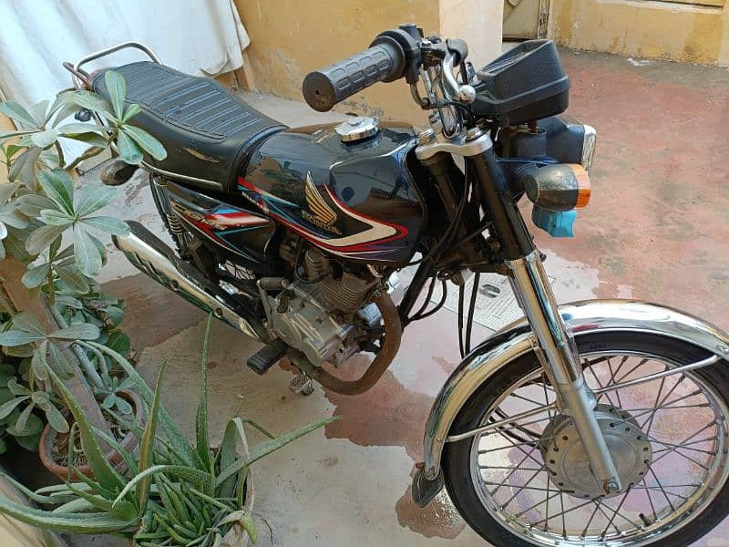 Selling Honda CG 125 Black 2