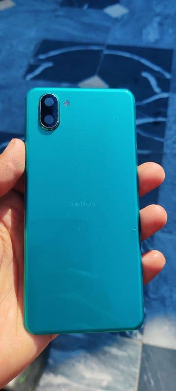 Aquos R3 0