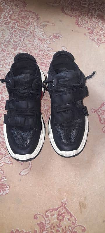 branded shoes 10/10 size 9 1