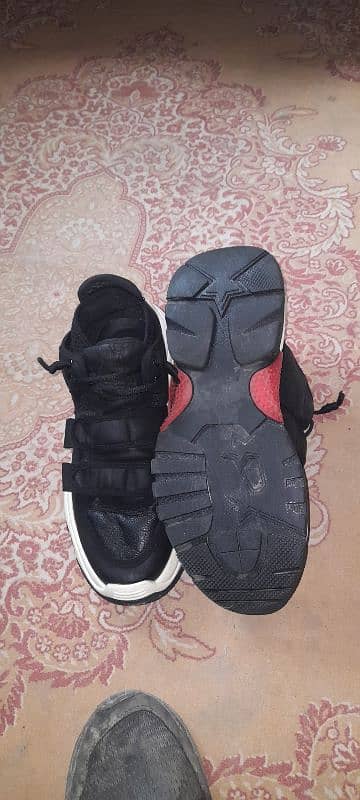 branded shoes 10/10 size 9 3