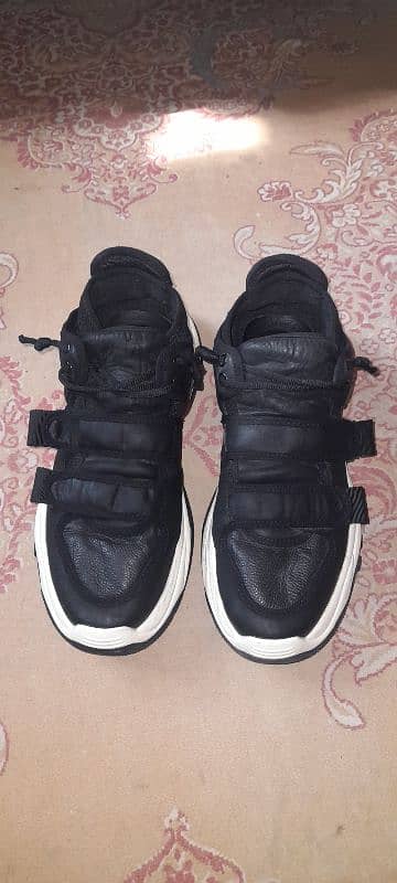 branded shoes 10/10 size 9 4