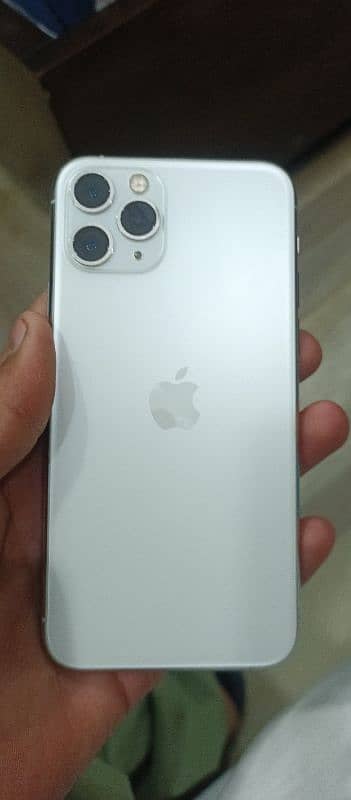 iphone 11 pro 10/10 condition health 80 % white color 2 months simwork 6