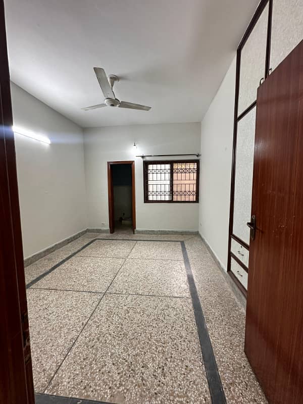 Portion for rent location ayub calony 2bed tv lounge darwing room kithen 3bath Pani bijli gass sab available 1