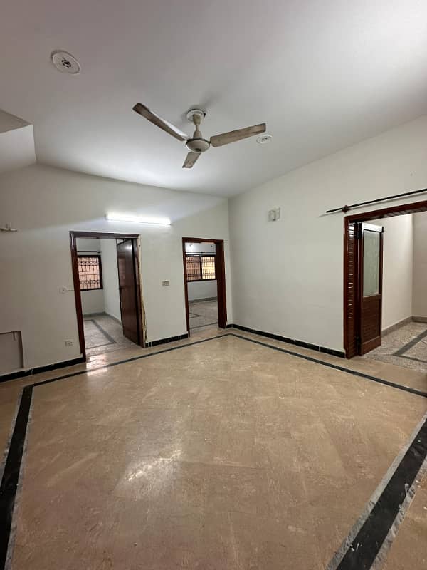 Portion for rent location ayub calony 2bed tv lounge darwing room kithen 3bath Pani bijli gass sab available 4