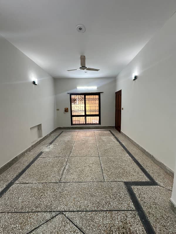 Portion for rent location ayub calony 2bed tv lounge darwing room kithen 3bath Pani bijli gass sab available 5