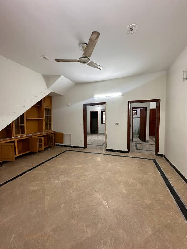 Portion for rent location ayub calony 2bed tv lounge darwing room kithen 3bath Pani bijli gass sab available 6