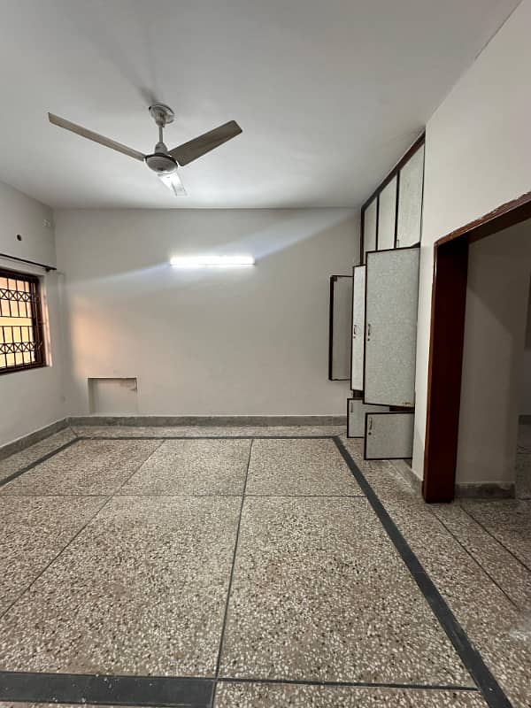 Portion for rent location ayub calony 2bed tv lounge darwing room kithen 3bath Pani bijli gass sab available 7