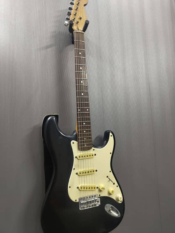 Storm Stratocaster Electric Guitar with Amplifier 2