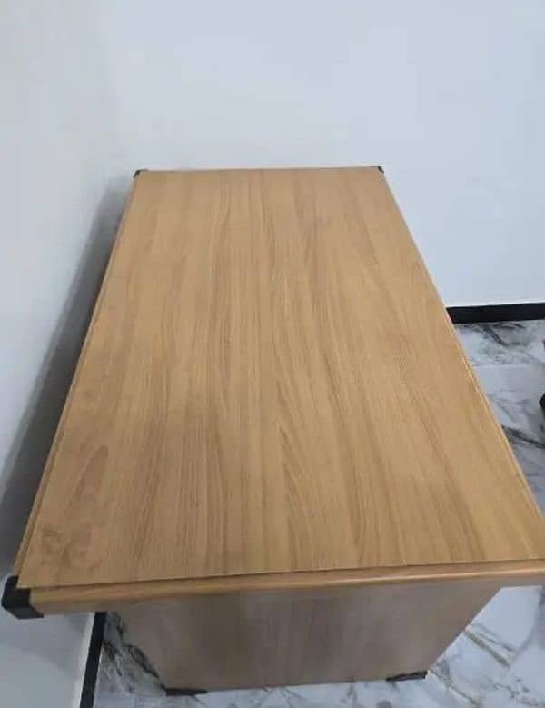 computer table for sale in good condition 0