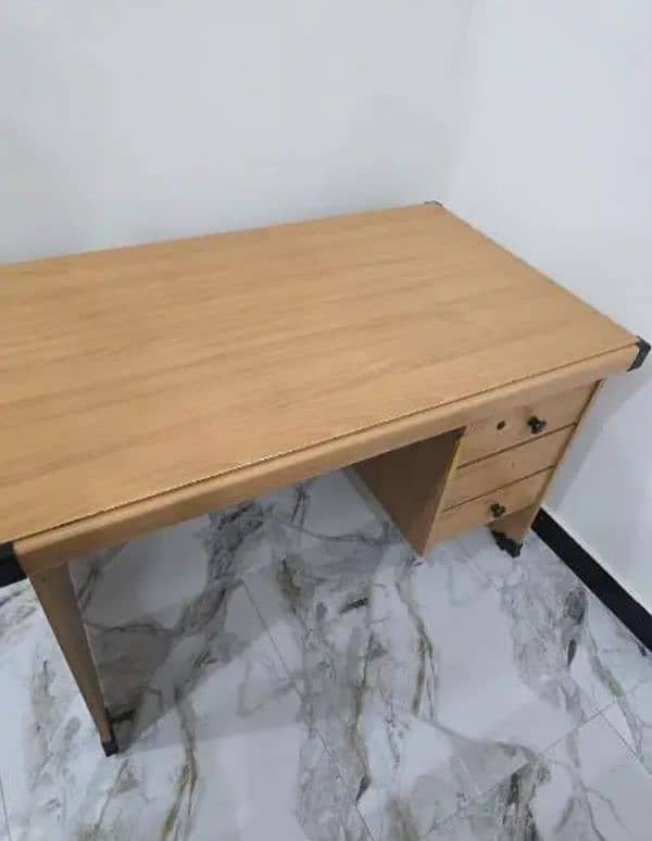 computer table for sale in good condition 3