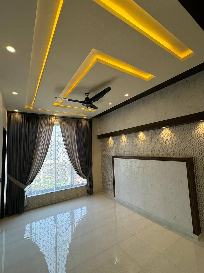 10 MARLA BEAUTIFUL HOUSE AVAILABLE FOR RENT AT PRIME LOCATION OF BAHRIA TOWN LAHORE 21