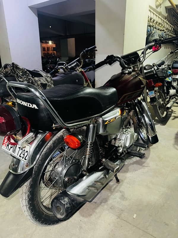 Honda 125 special addition 2022 red Color 4