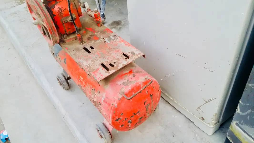 2 Air Compressors Working Condition | Red 60 Litre | Green 40 Litr 3