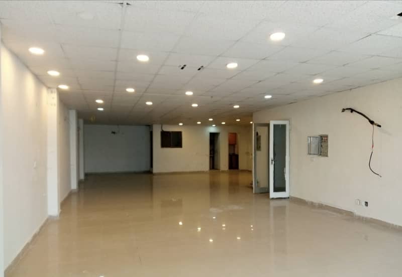 08 MARLA COMMERCIAL FLOOR AVAILABLE 10