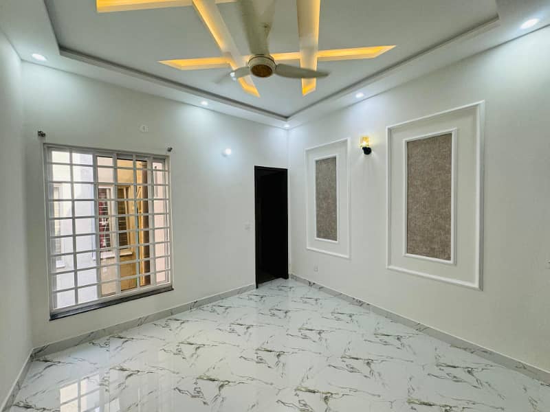 5 Marla Brand New 2nd Floor for Rent 2 Beds, Gas Available | Near Shaukat Khanum, Block R3, Johar Town 4