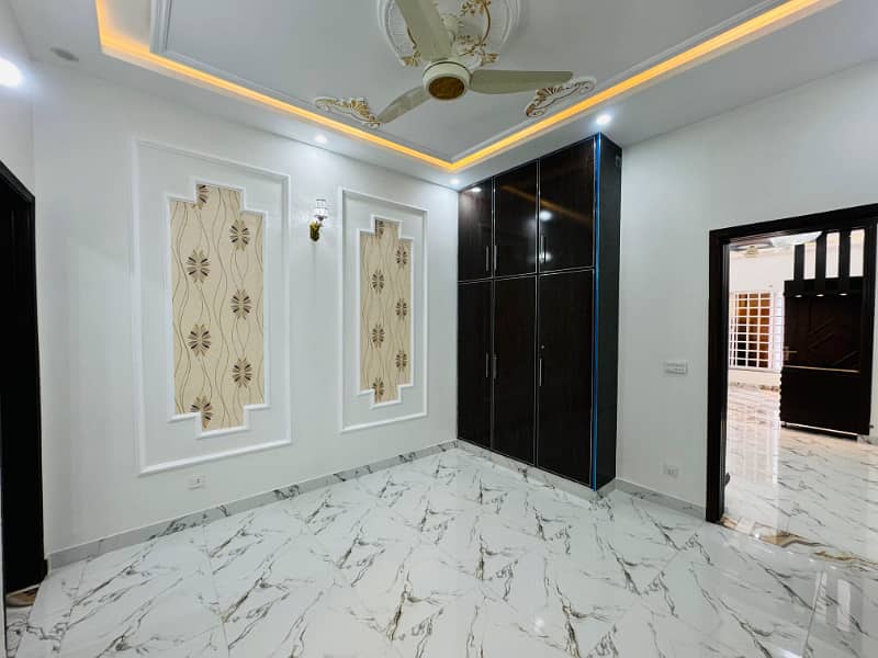 5 Marla Brand New 2nd Floor for Rent 2 Beds, Gas Available | Near Shaukat Khanum, Block R3, Johar Town 6