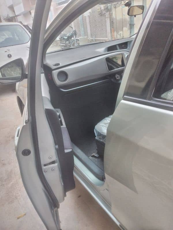 Toyota Vitz 2012 / 2016 for sale 9