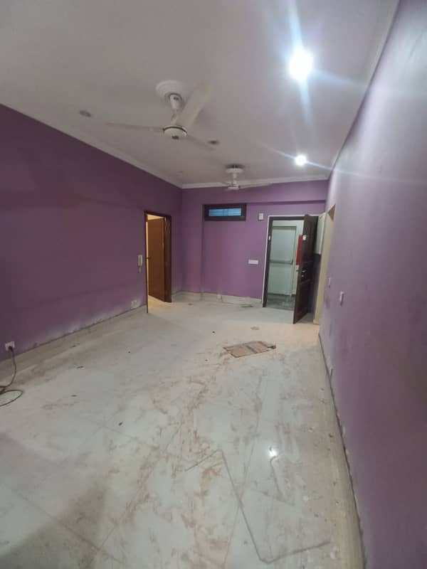 WITH LIFT CAR PARKING APARTMENT FOR RENT 3BEDROOM WITH DRAWING ROOM FULLY RENOVATED 4