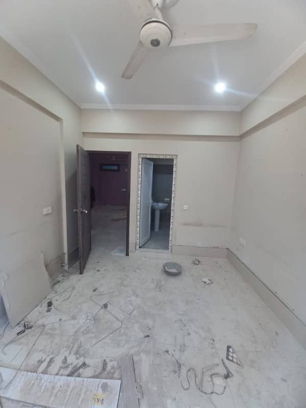 WITH LIFT CAR PARKING APARTMENT FOR RENT 3BEDROOM WITH DRAWING ROOM FULLY RENOVATED 8