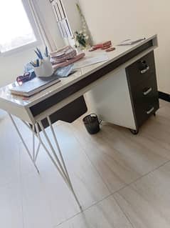 Solid Modern look Office Table