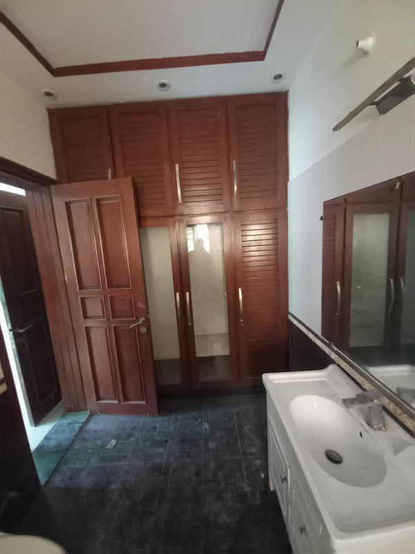 1 Kanal Upper Portion For Rent Available In Valencia Housing Society Lahore Bijli Pani Gas Available 4