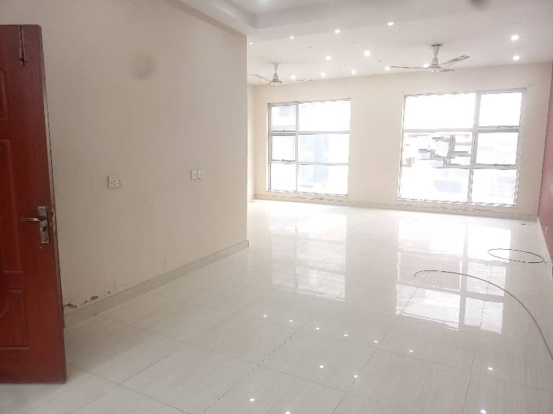 04 MARLA COMMERCIAL FLOOR AVAILABLE 1