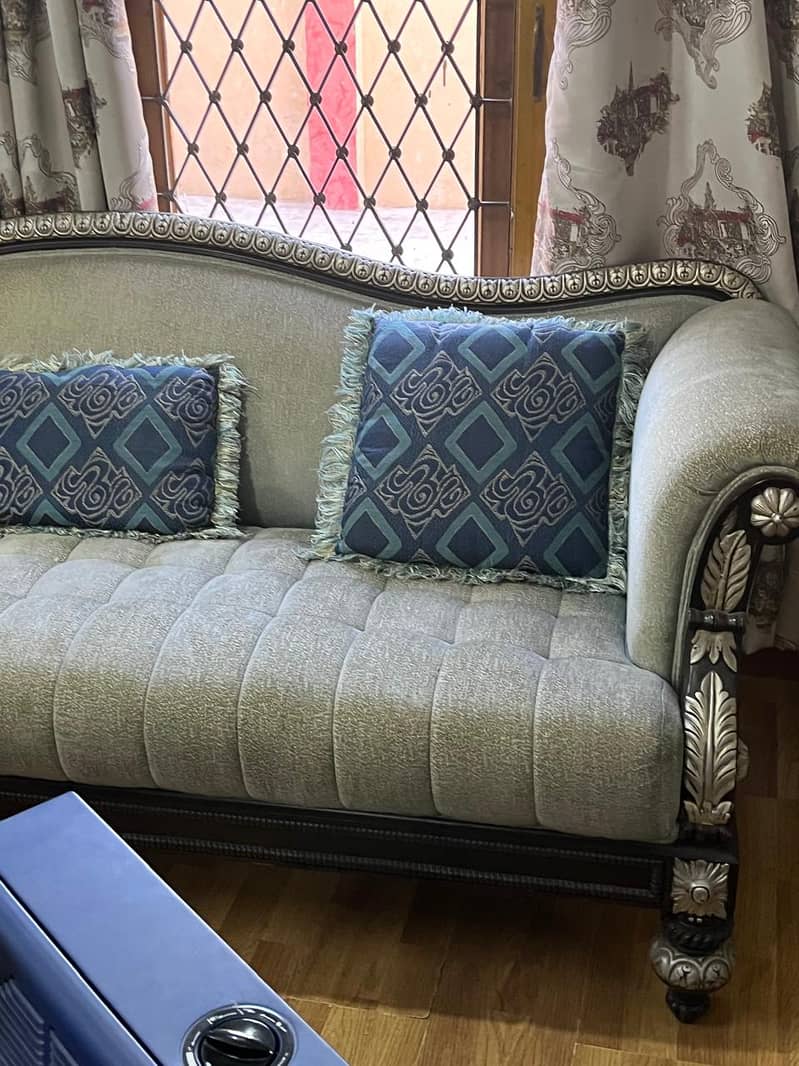 SOFA FOR URGENT SALE,OWNER IS MOVING OUT OF COUNTRY 5