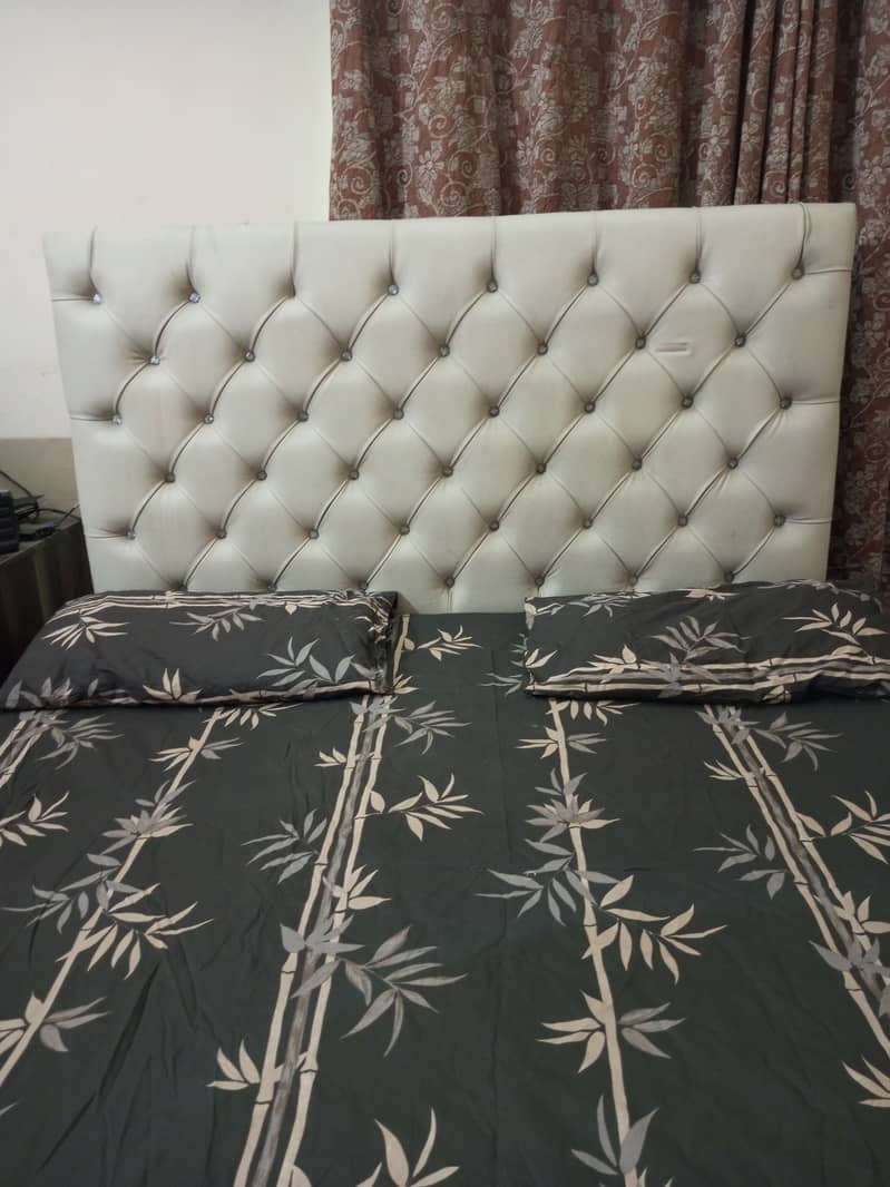 I am selling my bed good condition 0