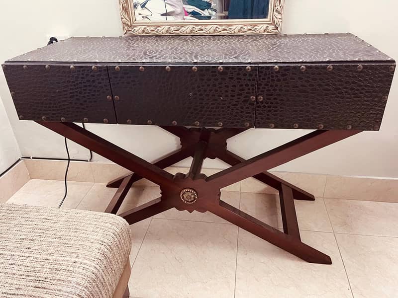 A WOODEN CONSOLE IN EXCELLENT CONDITION FOR URGENT SALE 0