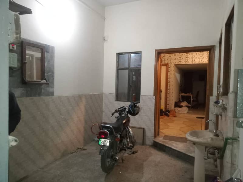 4.5 Marla Ground portion Available For Rent (Madina Colony) 3