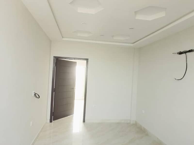 1 BED ROOM LIKE A BRAND NEW FLAT FOR SALE IN BAHRIA TOWN LAHORE 7