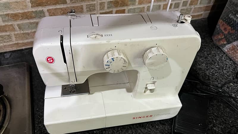 Imported Singer Sewing Machine From Dubai 4