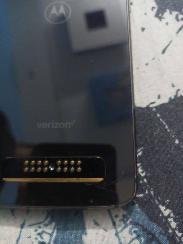 moto z³  back glass damage 1