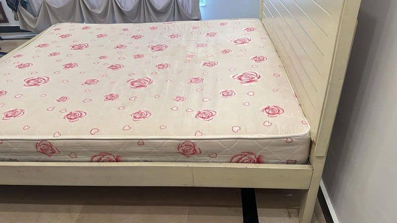 Queen size bed with spring matrass in mint condition 0