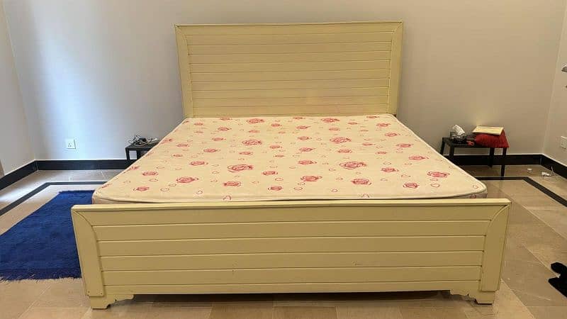 Queen size bed with spring matrass in mint condition 1