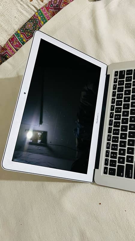 Macbook Air - i7 - 8/128 - Neat Condition 1