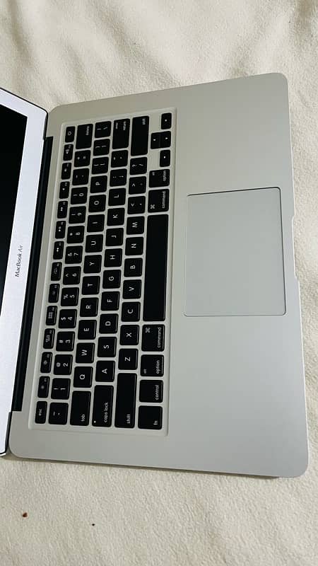 Macbook Air - i7 - 8/128 - Neat Condition 2