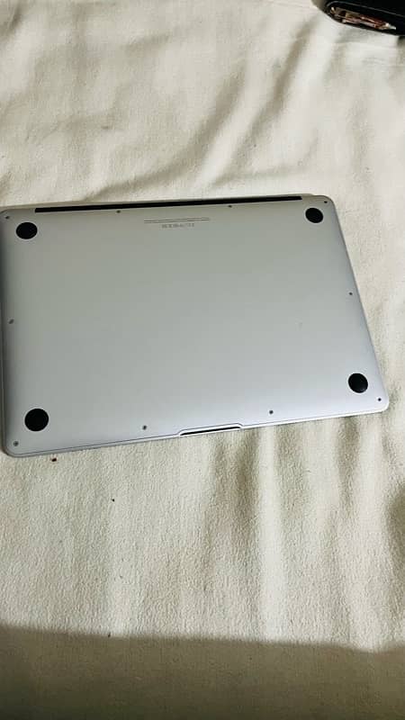 Macbook Air - i7 - 8/128 - Neat Condition 3